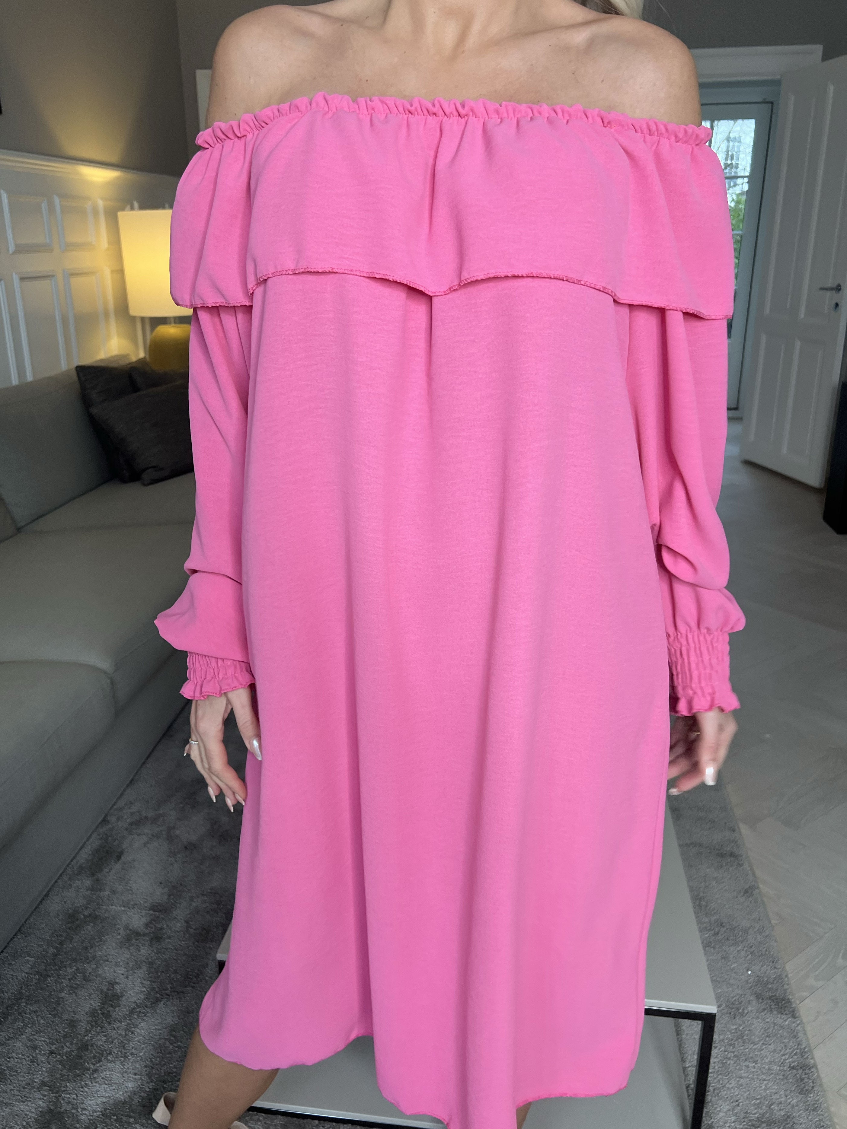 Elpida - Söt klänning med volangkant och ärmar med smock